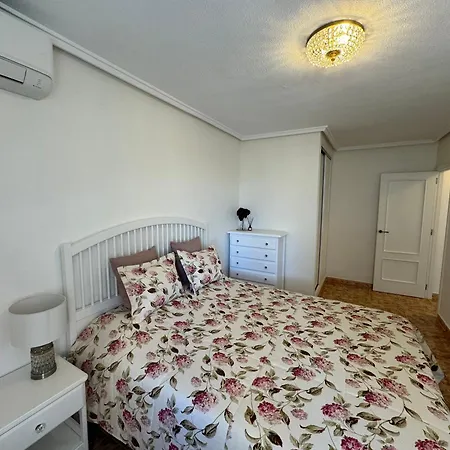 Cozy 2 Bedroom Near Locos *