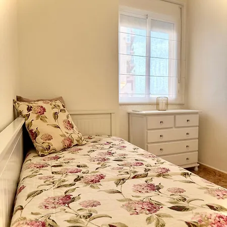 Cozy 2 Bedroom Near Locos *